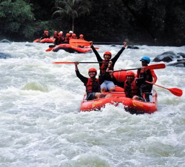 rafting seru menyusuri sungai cianten