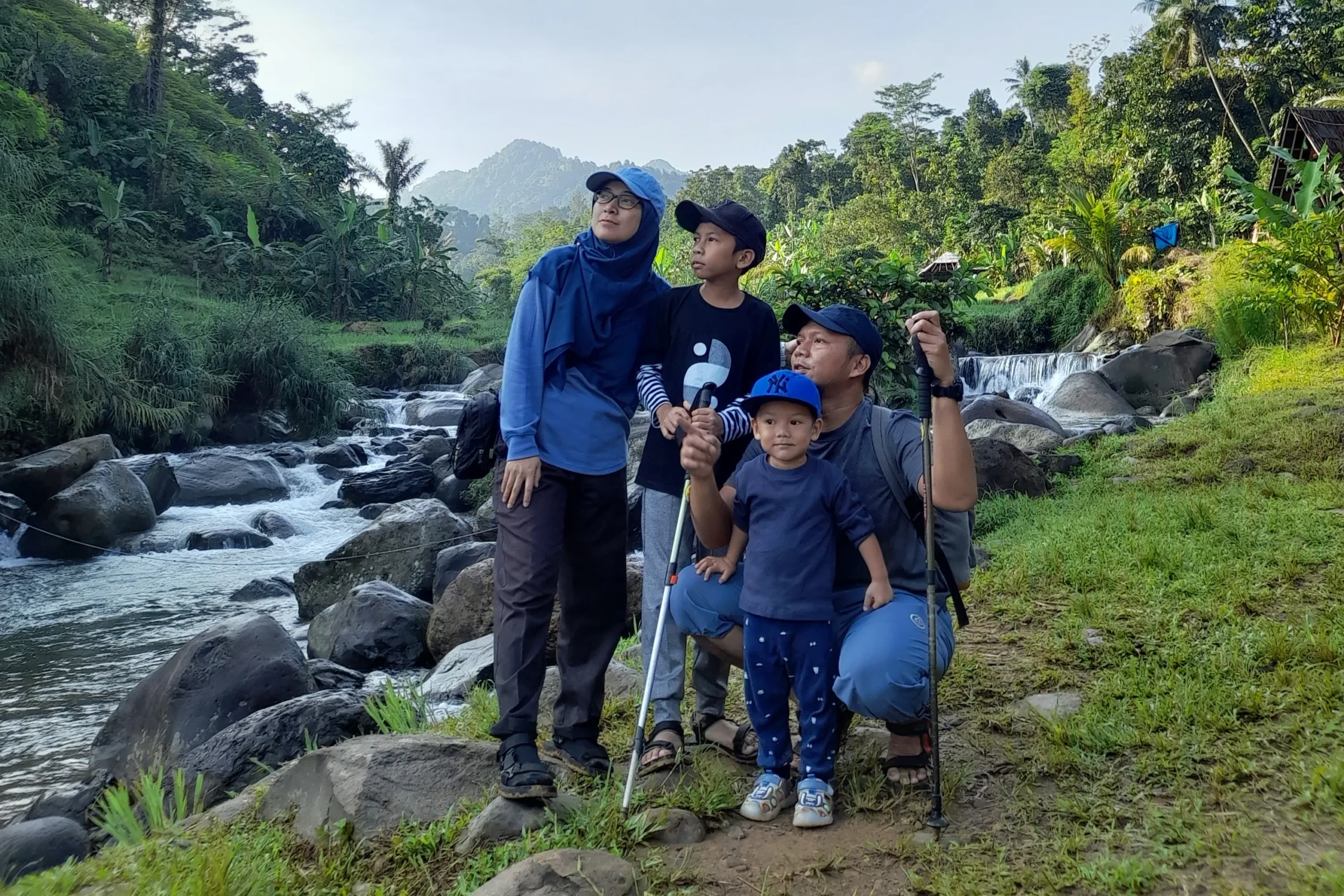 paket trekking keluarga di sentul