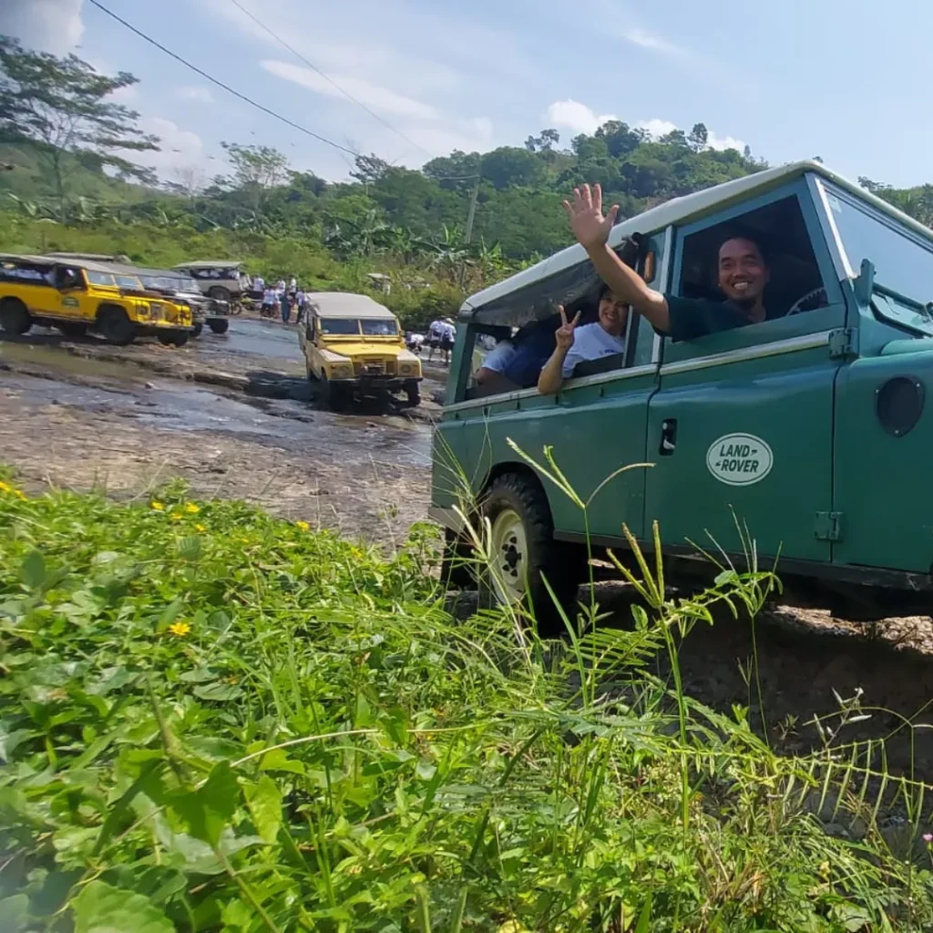 Offroad melintasi sungai di sentul