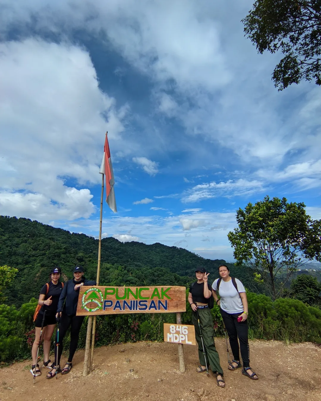 photo bersama peserta di puncak bukit paniisan
