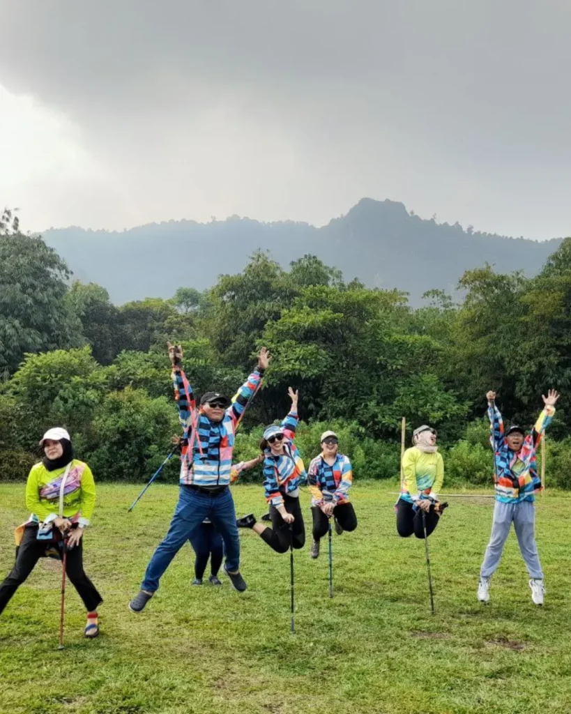 photo peserta menuju curug hordeng