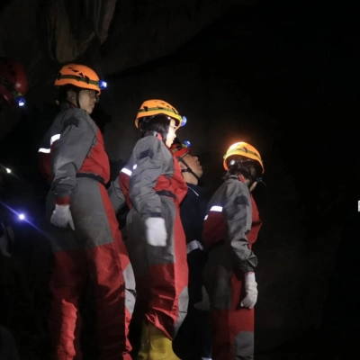 Photo peserta sedang menelusuri goa