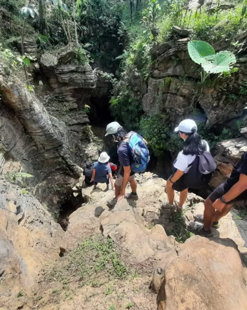 photo bersama peserta didepan mulut goa garunggang