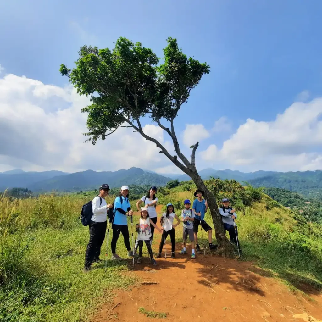 Photo anak dan keluarga di jalur trekking