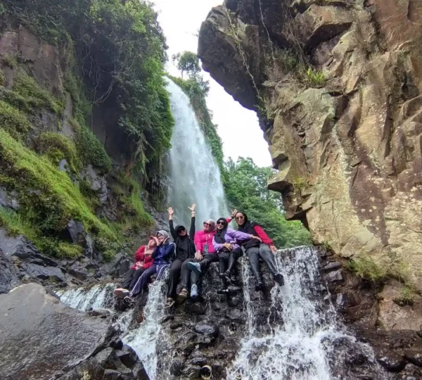 Peserta berswaphoto dekat curug bidadari