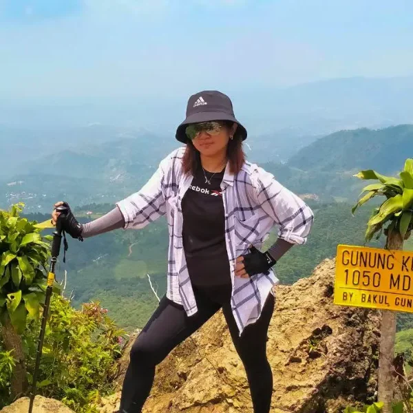Peserta trekking berfoto di spot pemandangan Puncak Kuta Sentul