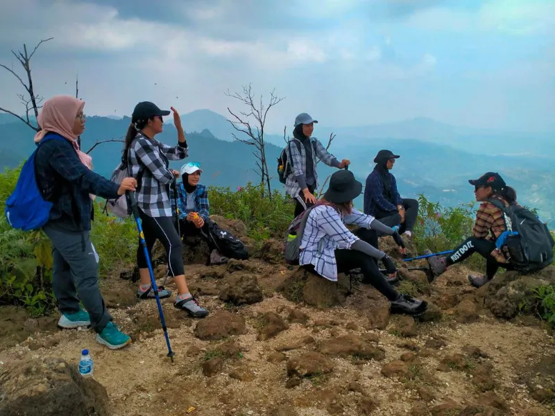 Hamparan pemandangan alam dari Puncak Kuta saat trekking di Sentul