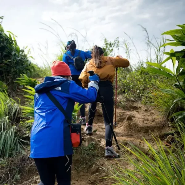 Jalur trekking menuju Puncak Kuta Sentul dengan panorama alam perbukitan